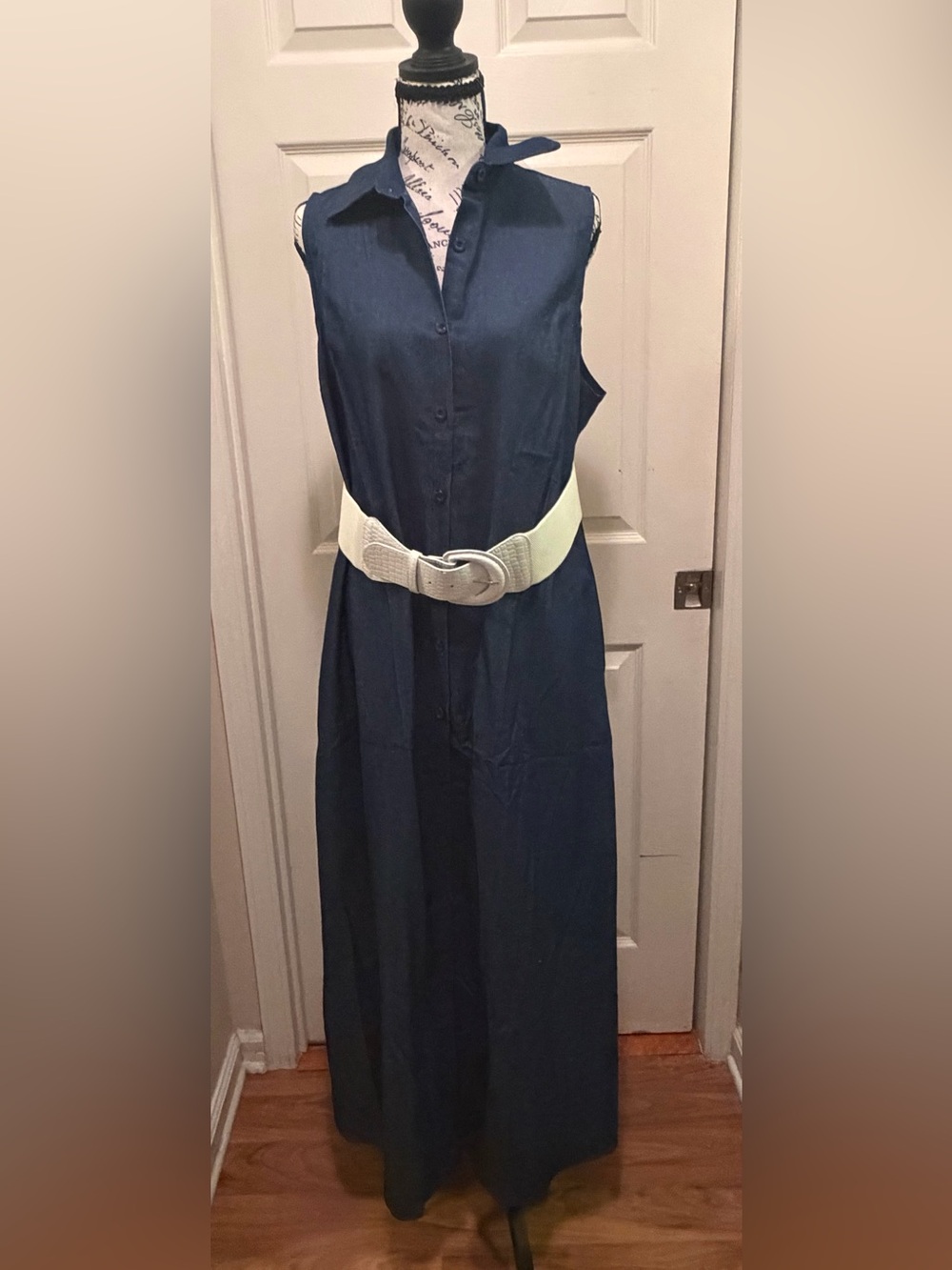 Sleeveless Button-Front Long Maxi Dress in Navy-Denim Look Pattern. - Picture 4 of 5